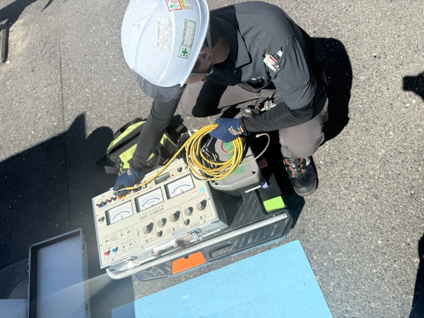 炎天下でも、安全第一の継電器試験！
